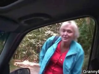 Oud oma ritten mijn putz rechts in de auto