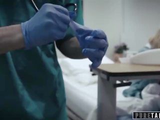 Zuiver taboe perv medic geeft tiener patiënt vagina onderzoek